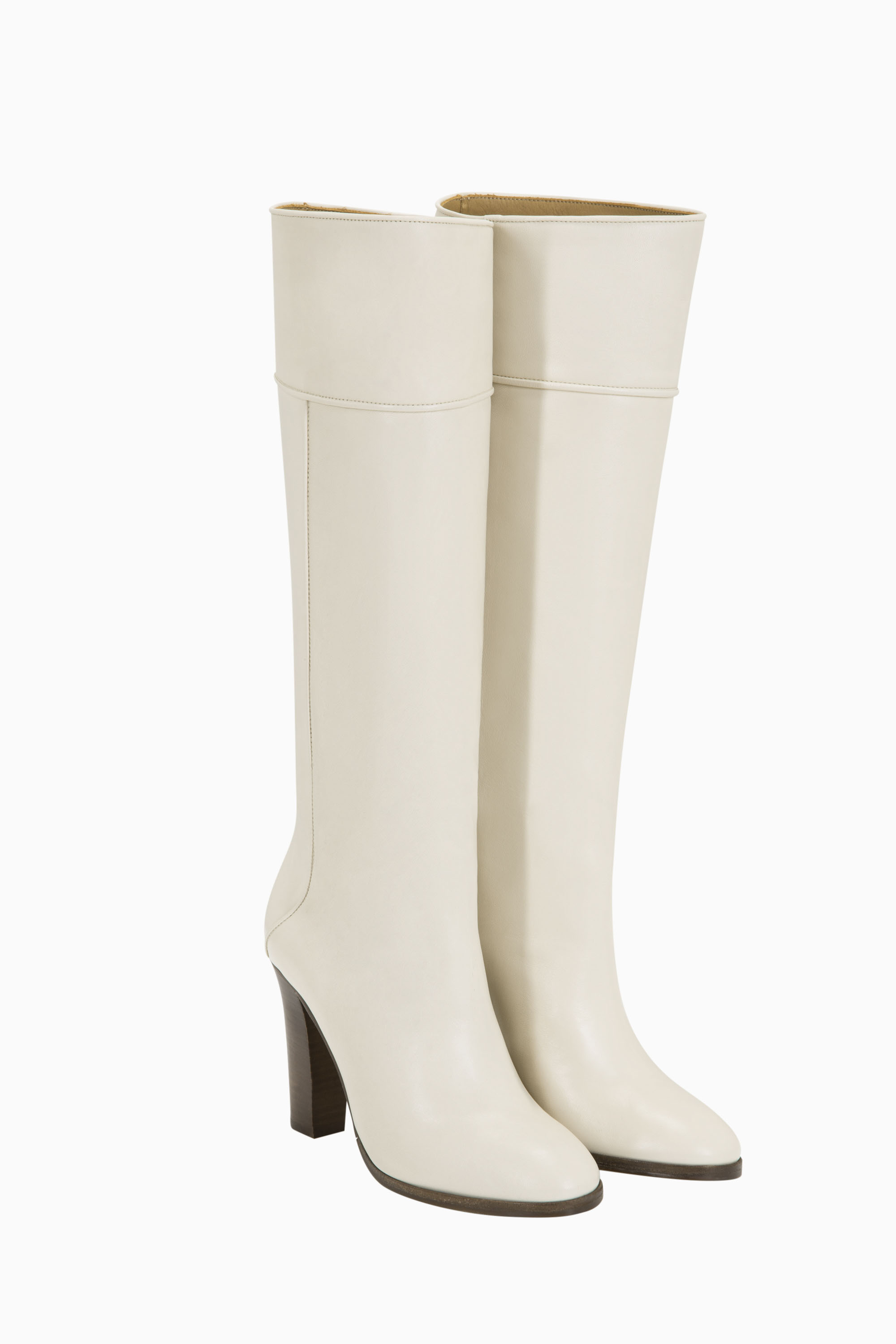 Damenstiefel aus Leder in Creme mit Nähten und Absatz.