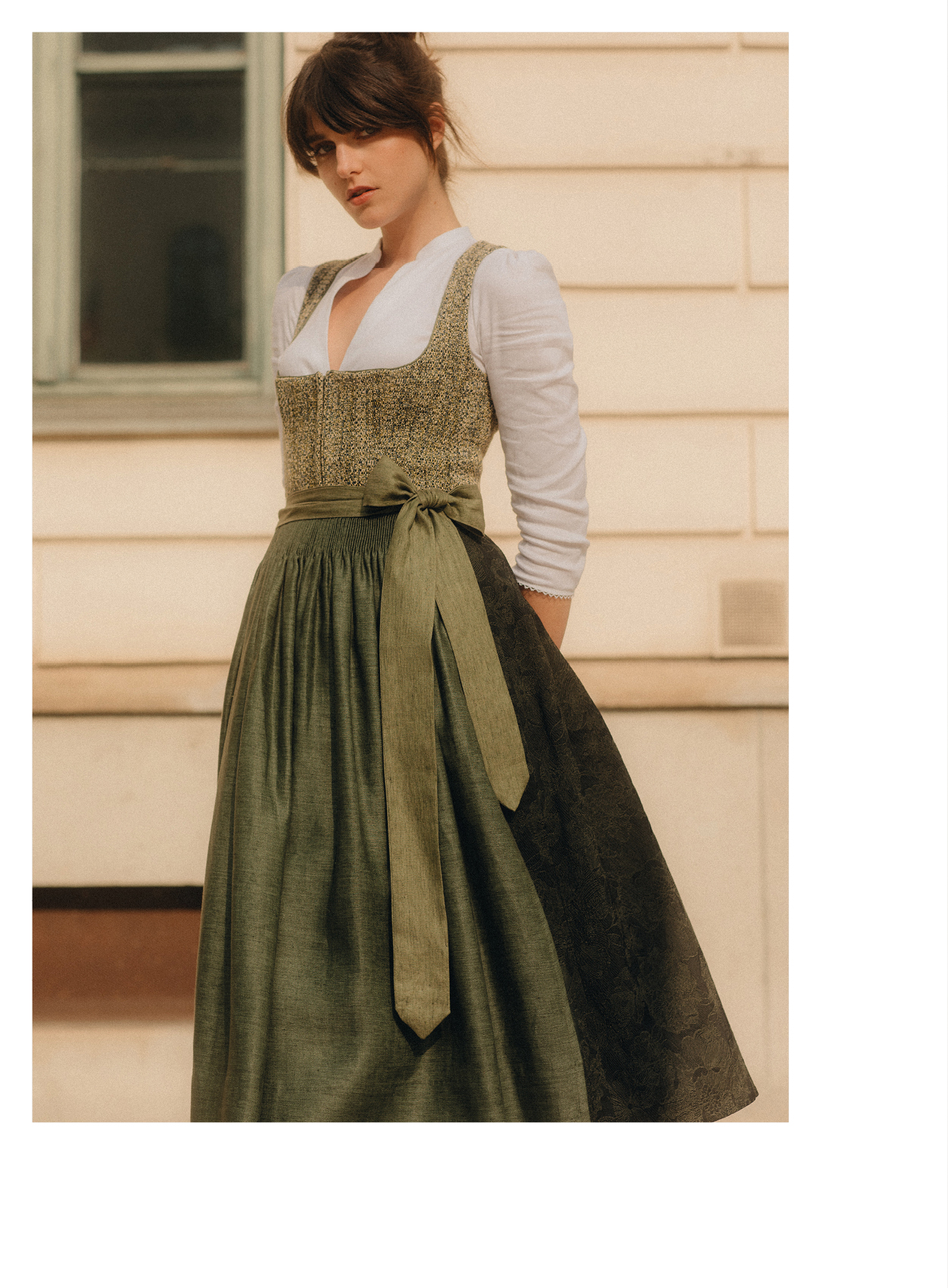 Frauenmodel mit Dirndl in grün und passender Schürze