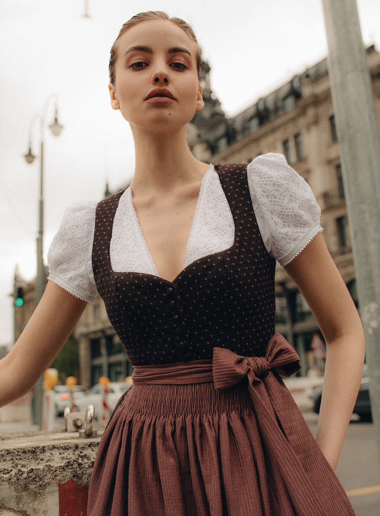 Braunes Dirndl mit Herzausschnitt und Musterung und Schürze in rosa