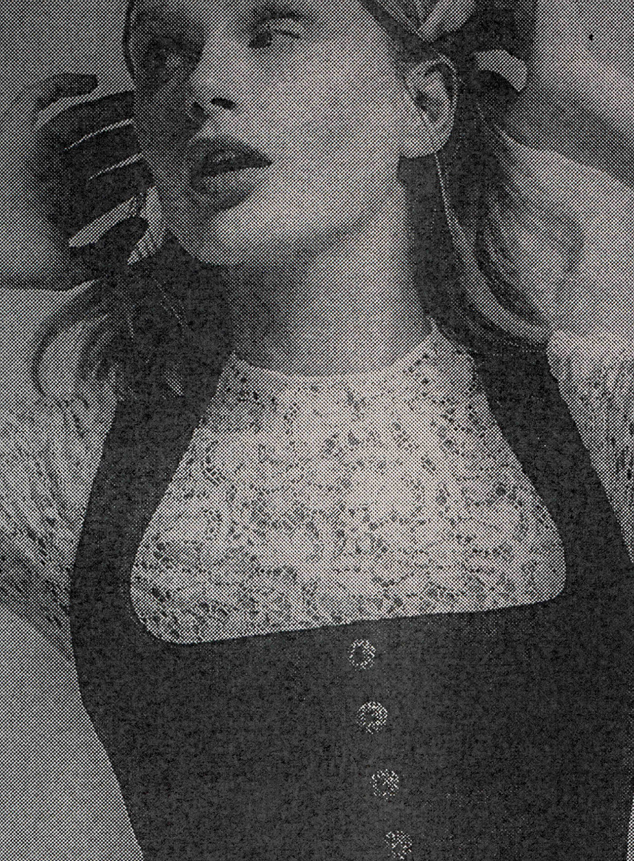 Frauenmodel in hochgeschlossener Spitzenbluse und Dirndl in schwarz weiß