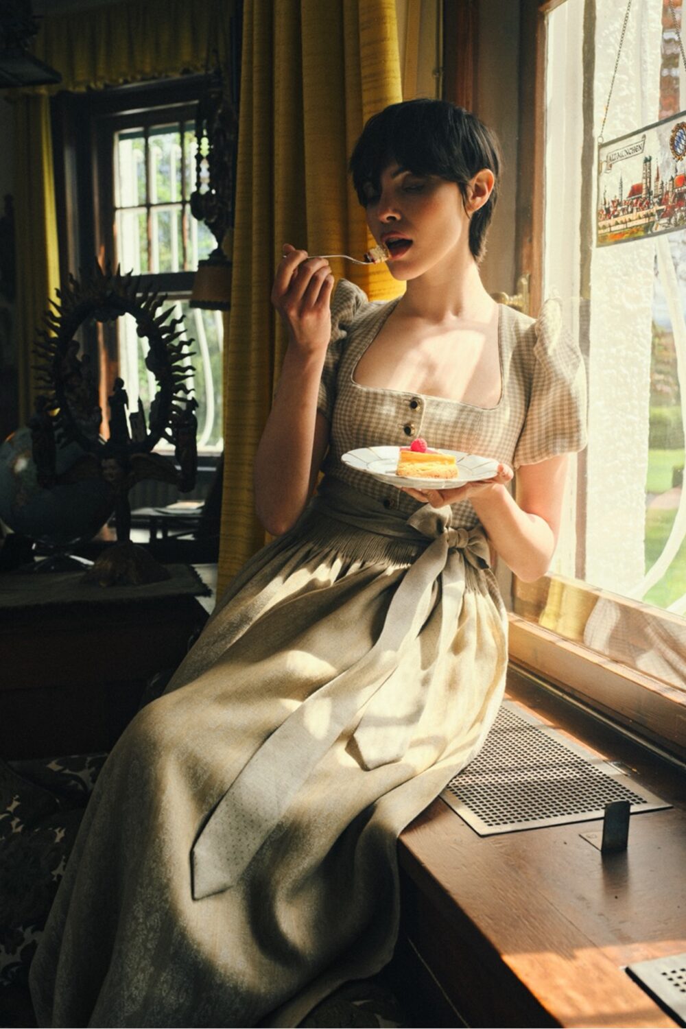 Dirndl Laura – sand-nougat