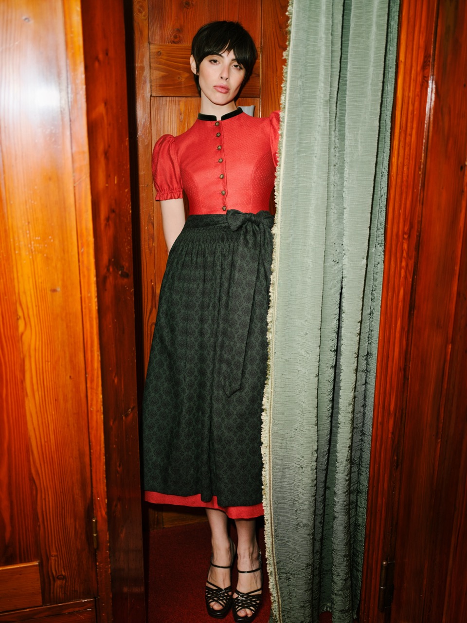 Dirndl Livie – sauerkirsche-jagdgrün