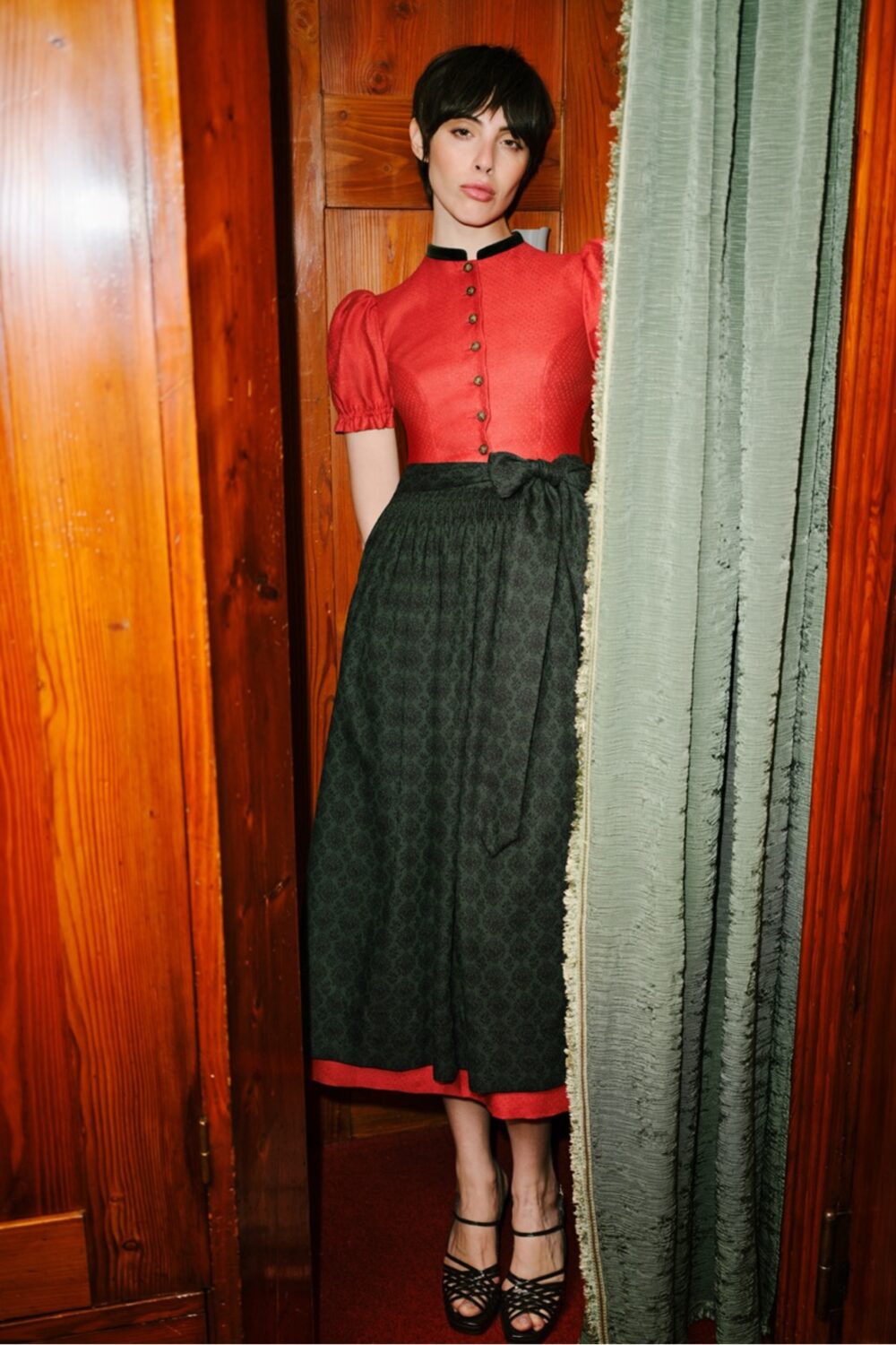Dirndl Livie – sauerkirsche-jagdgrün
