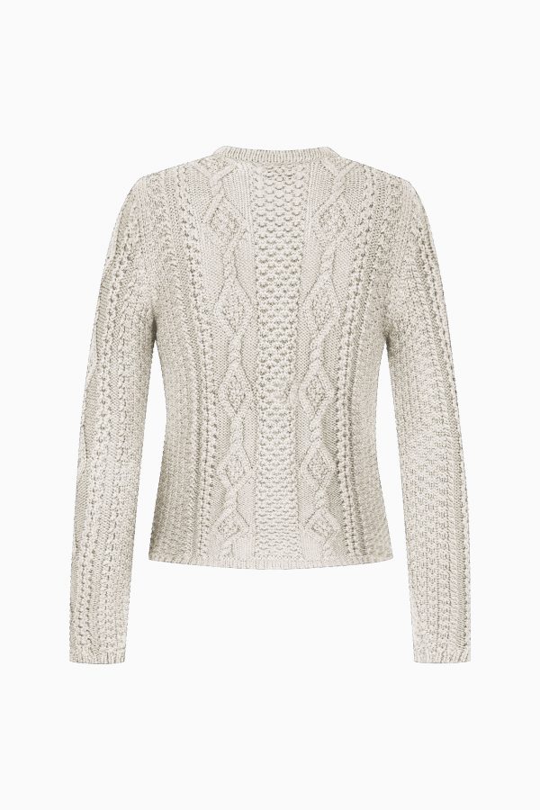 Damenstrickjacke mit Zopfmuster in Creme, grob gestrickt, mit silberfarbenen Filigranknopf.