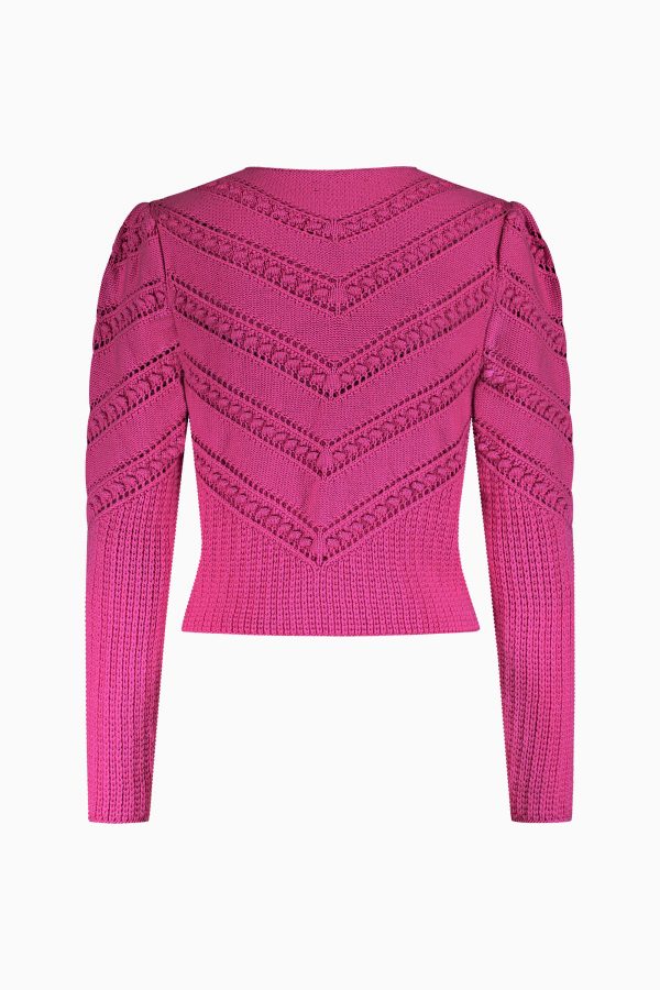 Kurze, Taillierte Damenstrickjacke mit leicht eingereihten Ärmeln und verschiedenen Strickmustern in rosa.