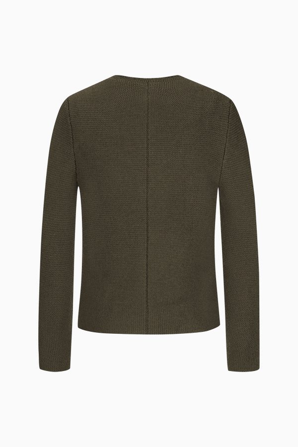 Gerade geschnittene Herrenstrickjacke in Altoliv, mit gestreiftem Futter und Hirschhornknöpfen.
