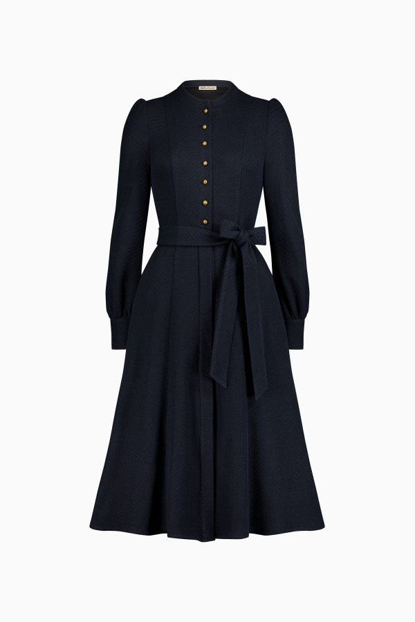 Dunkelblaues Kleid, Damen, mit Stehkragen, eingereihtem Ärmel und Band zum binden.