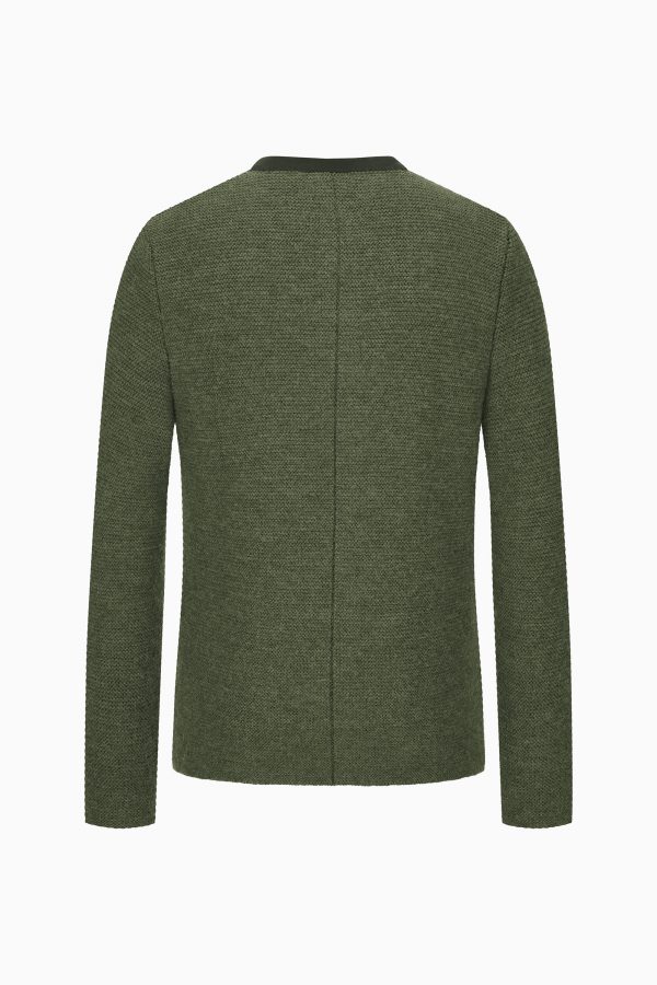 Gerade geschnittene Herrenstrickjacke mit Stehkragen und aufgesetzten Taschen im Vorderteil in grün. Farblich abgesetzter Paspul an Taschen und Knopfleiste. Hirschhornknöpfe. Linksstrick.