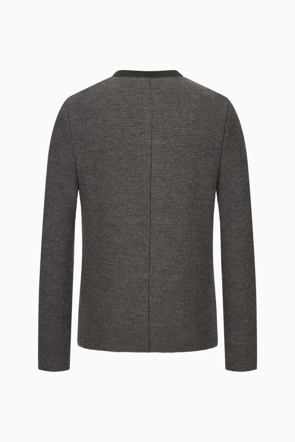 Herrenstrickjacke in beluga mit Stehkragen und Paspol in Grün, mit abgesetzten Taschen.