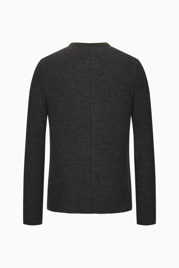 Herrenstrickjacke in dunkelgrau mit Stehkragen und Paspol in Grün, mit abgesetzten Taschen.