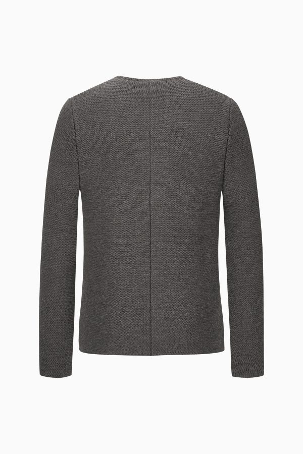 Hüftlange, gerade geschnittene Herrenstrickjacke in der Farbe Beluga mit Hirschhornknöpfen.