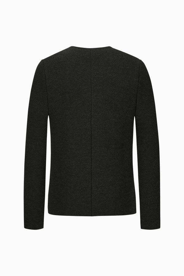 Hüftlange, gerade geschnittene Herrenstrickjacke in der Farbe Kaviarschwaz mit Hirschhornknöpfen.