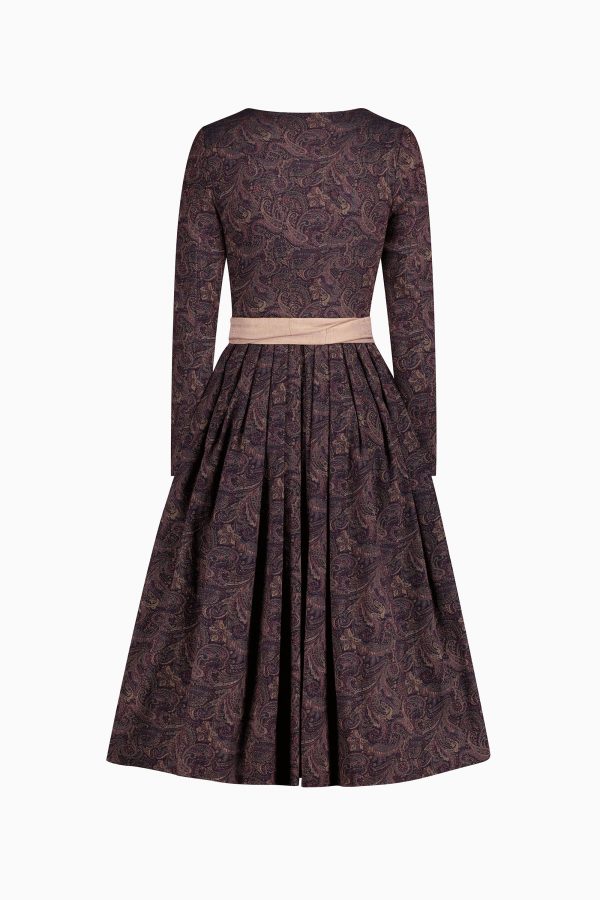 Lila gemustertes Langarmdirndl, mit braunen Glasknöpfen und rosa Schürze.