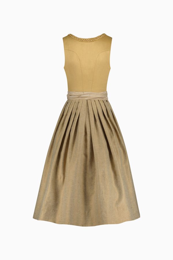 Goldfarbenes, ärmelloses Dirndl aus Leinen mit handgefertigter Herzchenrüsche und Hakenverschluss.